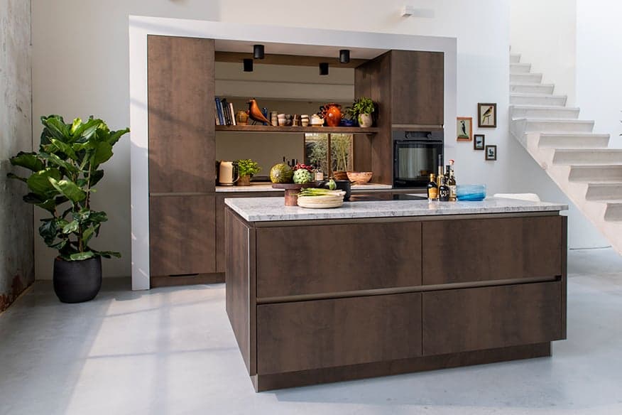 Kookeiland-keuken-met-wandplank-en-caesarstone-werkblad
