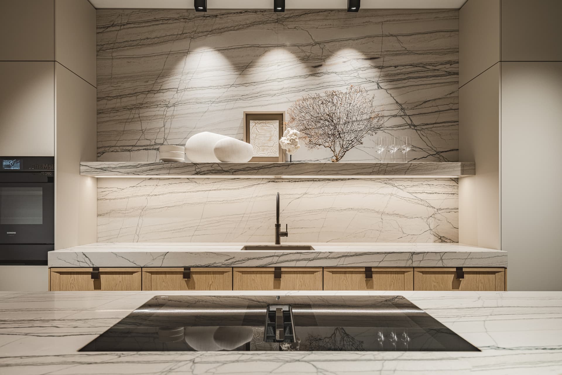 Header.jpg Beige keuken met kookeiland en een wit marmer werkblad en wand