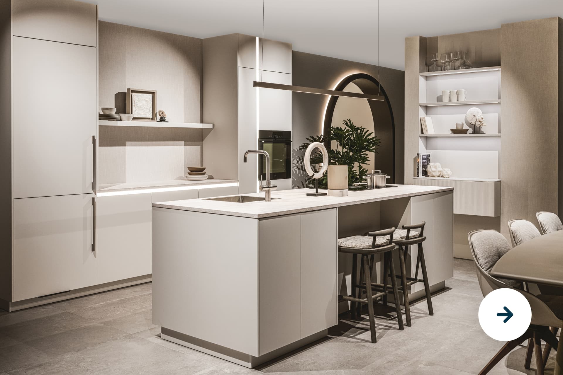 Witte keuken met een wit keukenblad en een kookeiland