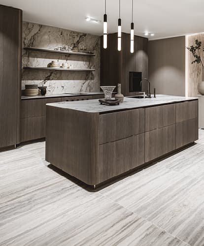 Donker houten keuken met kookeiland
